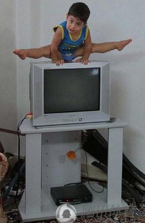 网络小红人 伊朗小男孩Arat Hosseini体操图片