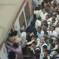 搞笑gif动态图：印度人的挤地铁日常