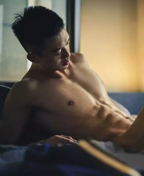 台湾鲜肉网红，内裤男模Jasper Chen性感图片